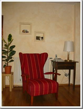 0018_a018  wohnzimmer mit rotem sessel.jpg